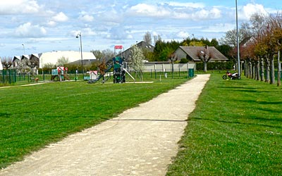 Sentier près du terrain de foot et des jeux pour enfants