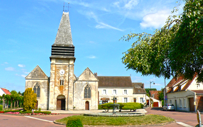 Le charme d'un village aux maisons en briques ou en pierres serrées autour de l'église.